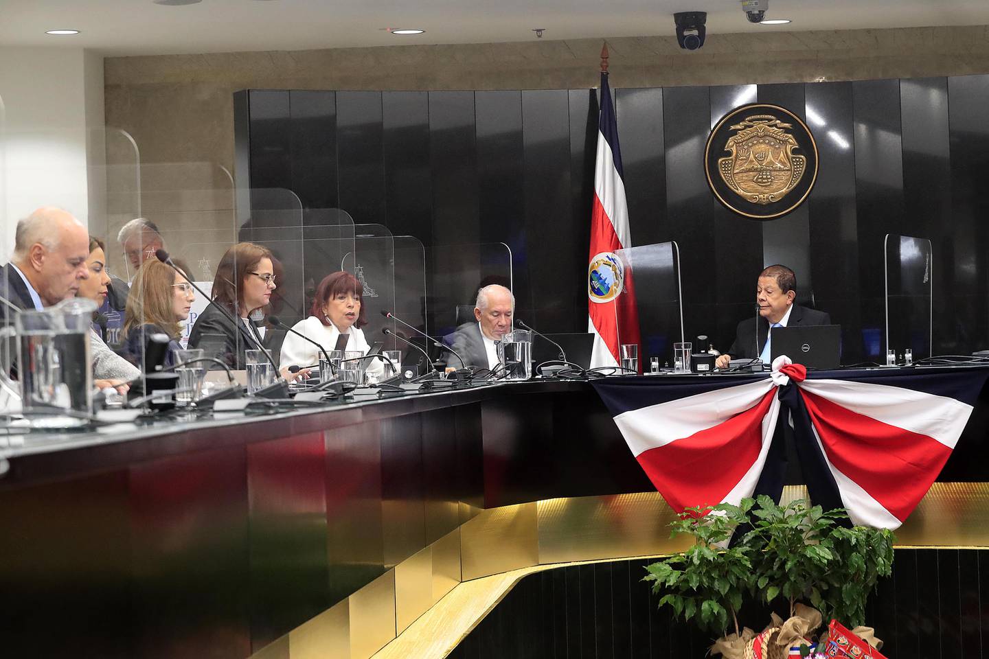 Un grupo de personas frente a un espejo
Descripción generada automáticamente con confianza baja